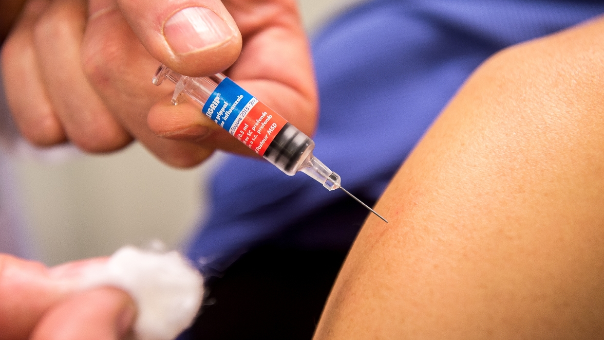 covid 19 un vaccin obligatoire les senateurs divises public senat