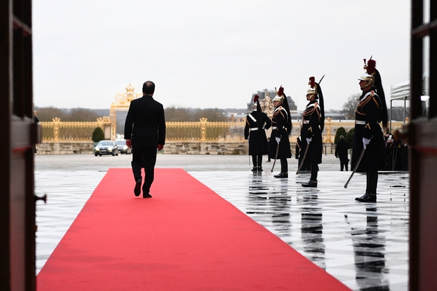 François Hollande attend le début d'un sommet informel sur le Brexit, à Versailles, le 6 mars 2017