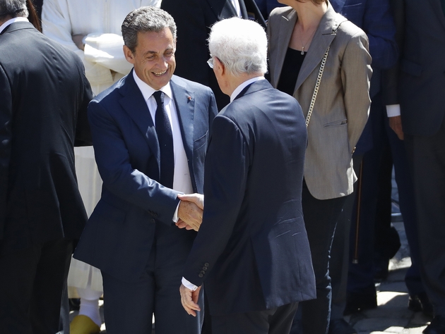 L'ancien président de la République Nicolas Sarkozy (g), serrant la main de l'ancien Premier ministre Lionel Jospin lors d'une cérémonie en hommage d'un autre ancien pensionnaire de Matignon, Michel Rocard, le 7 juillet 2016 à Paris 