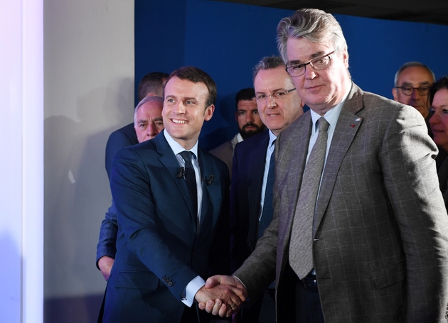 Emmanuel Macron serre la main de Jean-Paul Delevoye, président de la commission d'investiture d'En Marche!, le 28 mars 2017 à Paris 