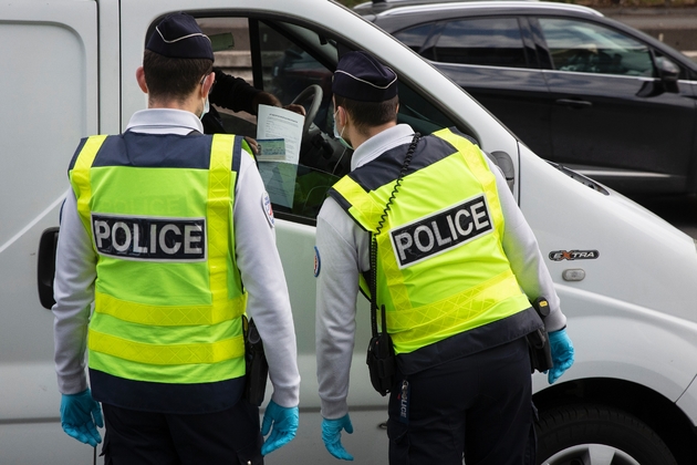 La police contrôle les attestations des automobilistes sur le périphérique parisien, le 11 avril 2020