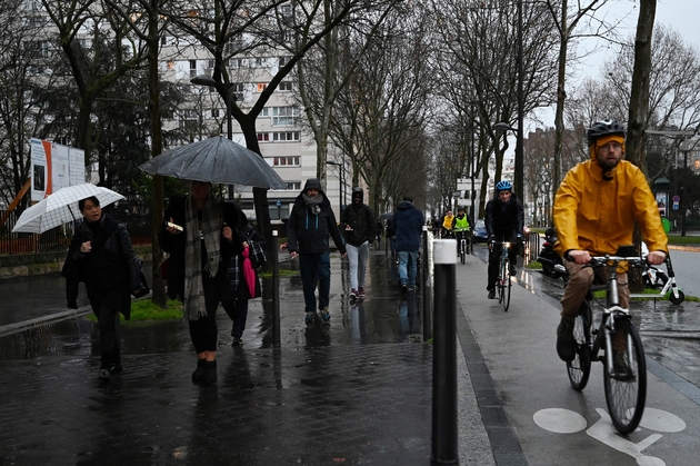 Parisiens marchant et faisant du vélo au 12e jour de grève le 16 décembre 2019