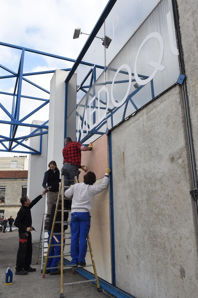 Réparation de la façade de l'Espace Médoquine, à Talence près de Bordeaux, le 9 mars 2017