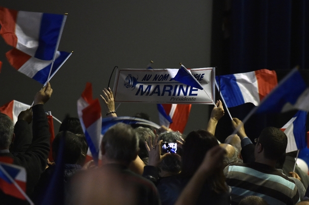 Des partisans de Marine Le Pen, candidate Front national à la présidentielle, agitent des drapeaux lors de son meeting à Mirande (Gers) le 9 mars 2017