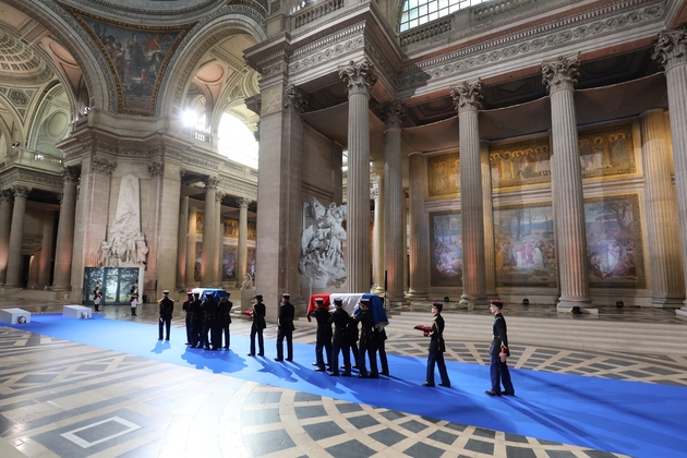 Des gardes républicains portent les cercueils de Simone Veil et de son mari Antoine Veil à l'intérieur du Panthéon, le 1er juillet 2018 à Paris