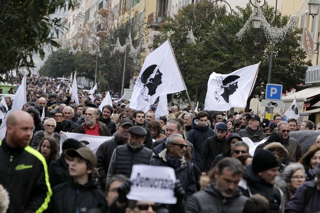 Plusieurs milliers de personnes défilent en Corse lors d'ne démonstration de force nationaliste destinée à pousser le président Emmanuel Macron à 