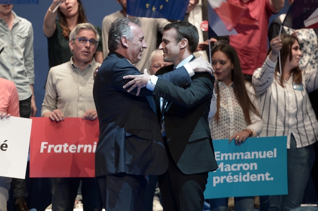 François Bayrou, président du Modem, et Emmanuel Macron lors d'un meeting de soutien à Pau le 12 avril 2017