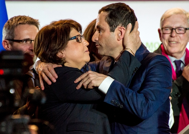 Benoît Hamon (d) au côté de la maire de Lille Martine Aubry, à la fin d'un meeting de campagne à Lille, le 29 mars 2017