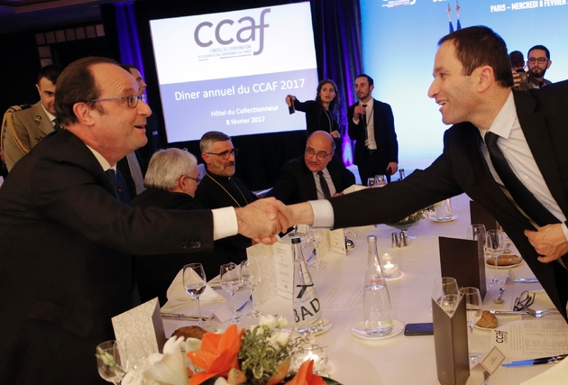 Le président François Hollande (g) salue le candidat du PS Benoît Hamon lors du dîner annuel du Conseil de coordination des organisations arméniennes de France