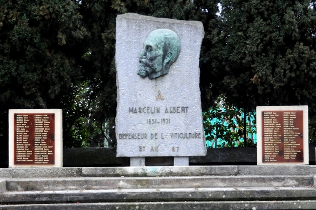 Vue, le 3 février 2017, du mémorial dédié à Marcelin Albert, un des chefs de la révolte de 1907, à Argeliers dans l'Aude