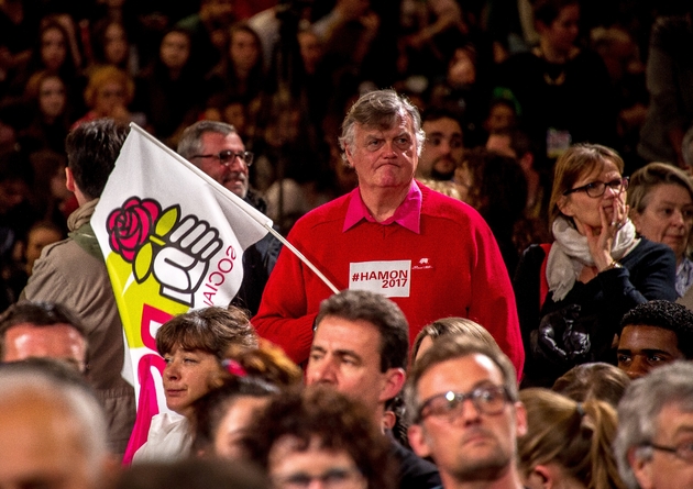 Un partisan de Benoît Hamon (c) lors du meeting du candidat socialiste à Lille, le 29 mars 2017