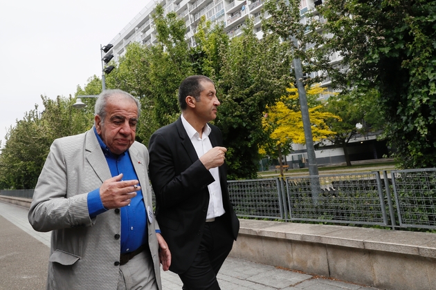 Roland Castro et Mourad Boudjellal font campagne pour Emmanuel Macron dans la Cité des 4000 à La Courneuve près de Paris le 4 mai 2017