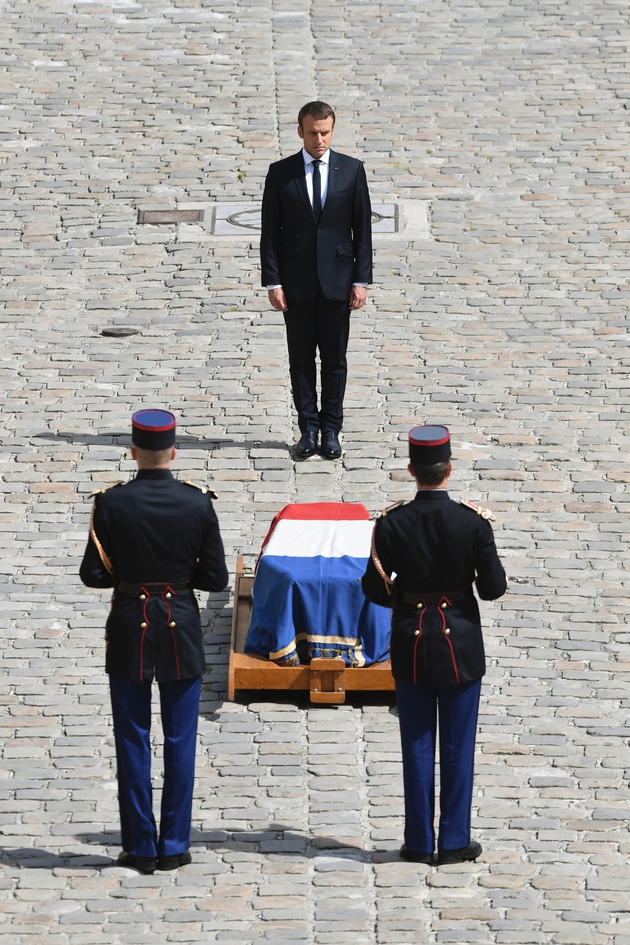 Emmanuel Macron se recueillant devant le cercueil de Simone Veil lors de l'hommage aux Invalides, le 5 juillet 2017