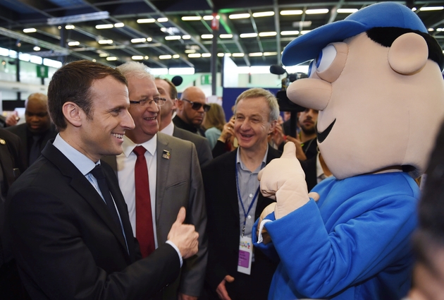 Le candidat d'En Marche! à la présidentielle, Emmanuel Macron, visite les Olympiades des Métiers le 10 mars 2017 à Bordeaux