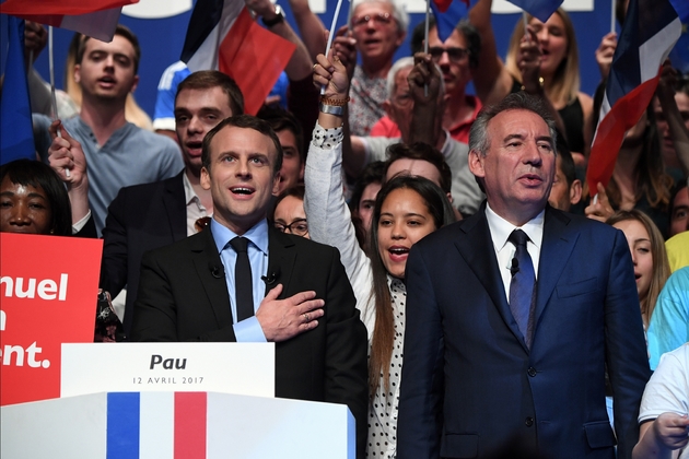 Emmanuel Macron (g) et François Bayrou, lors d'un meeting à Pau, le 12 avril 2017
