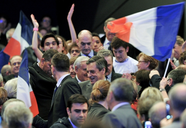 François Fillon prend un bain de foule avant de prononcer son discours à Chasseneuil-du-Poitou, près de Poitiers, le 9 février 2017