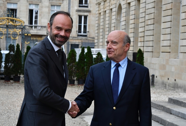 Le Premier ministre Edouard Philippe (G) serre la main de l'ancien Premier ministre Alain Juppé, à Bordeaux, le 20 octobre 2017