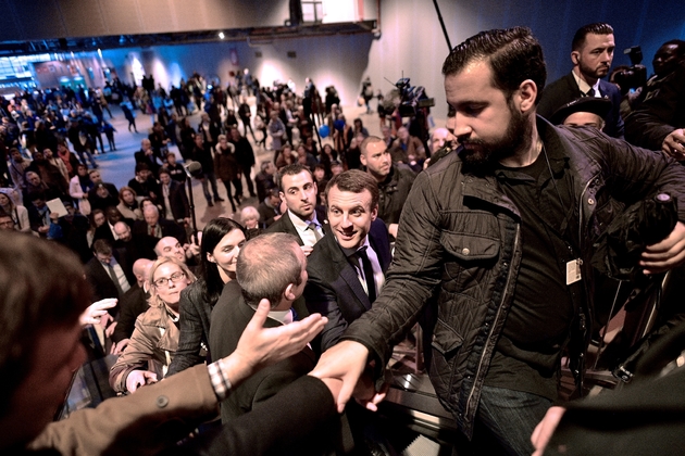 Alexandre Benalla (d), responsable de la sécurité d'Emmanuel Macron durant la campagne présidentielle, le 1er mars 2017 au Salon de l'agriculture à Paris