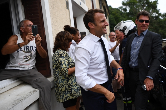 Emmanuel Macron (g)salue des habitants de Tourmalet lors de la 14e étape du Tour de France entre Tarbes et le col du Tourmalet, le 20 juillet 2019 