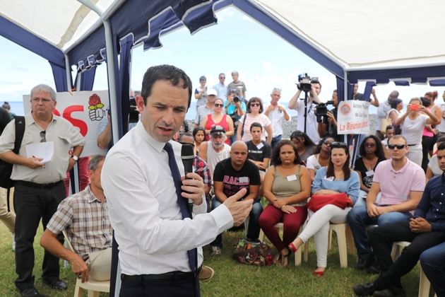 Le candidat socialiste à la présidentielle, Benoît Hamon, en campagne à Saint-Louis sur l'île de La Réunion, le 1er avril 2017