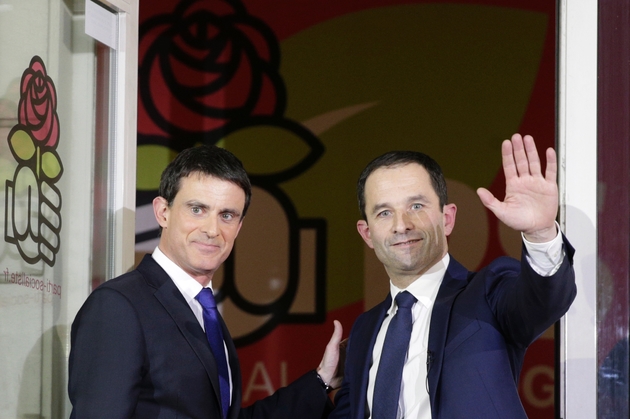 Benoît Hamon (d) et Manuel Valls, le 29 janvier 2017 à Paris