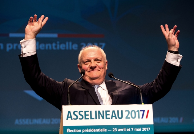 Le candidat de l'Union populaire républicaine, François Asselineau, salue ses soutiens lors d'un meeting à Lille, le 10 avril 2017