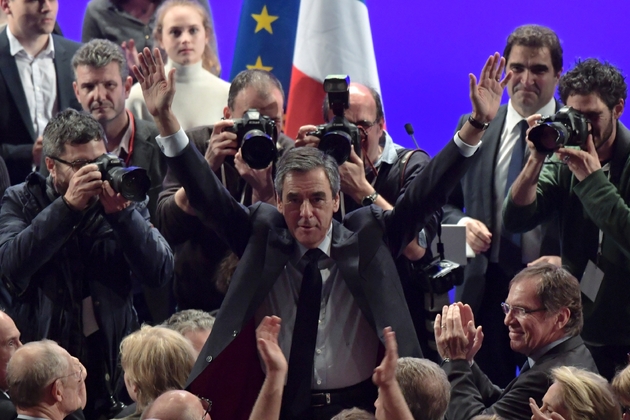François Fillon salue ses partisans lors d'un meeting à Provins, le 5 avril 2017