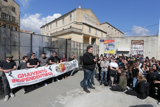 Le président d'un syndicat étudiant nationaliste corse s'adresse à des manifestants le 5 avril 2017 à Corte