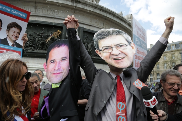 Des manifestants arborant les visages de Benoît Hamon (g) et Jean-Luc Mélenchon (d), lors d'un rassemblement appelant à une candidature commune des deux hommes à Paris, le 1er avril 2017