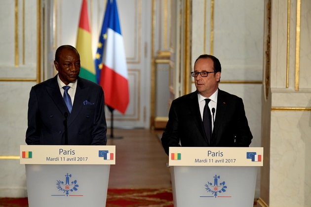 Le président guinéen Alpha Condé (g) et François Hollande, lors d'une visite d'Etat à l'Elysée, à Paris, le 11 avril 2017