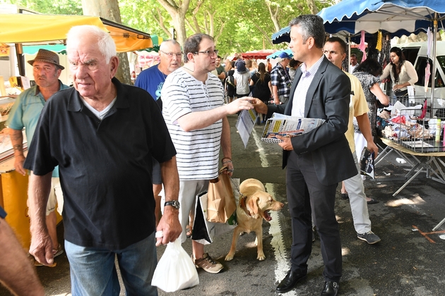 Hervé de Lepinau, candidat dans le Vaucluse, sur le marché de Carpentras le 2 juin 2017