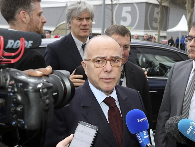 Bernard Cazeneuve entouré de journalistes à son arrivée au Salon de l'Agriculture le 27 février 2017 à Paris