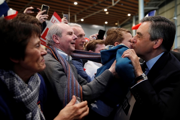 François Fillon salué par des partisans alors qu'il arrive à son meeting de Lille le 18 avril 2017