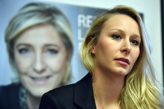 La députée FN du Vaucluse Marion Maréchal-Le Pen (d), lors d'une conférence de presse à Fougères dans le nord-ouest de la France, le 20 janvier 2017
