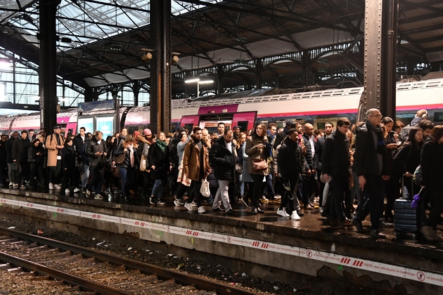 Des voyageurs sur un quai de la gare Saint-Lazare à Paris, le 16 décembre 2019