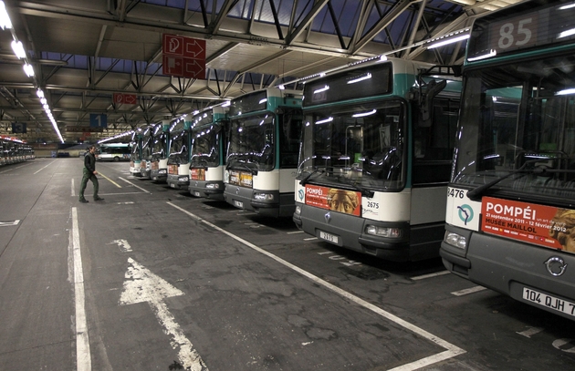 La gève pourrait durer plusieurs jours dans les transports, en raison de l'appel à une grève illimitée à la SNCF et à la RATP