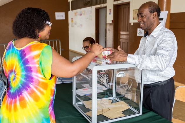 Une électrice guyanaise vote pour la présidentielle française à Rémire-Montjoly , en Guyane, en France, le 22 avril 2017