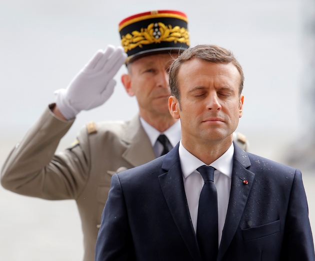 Le président Emmanuel Macron observe une minute de silence devant la tombe du soladat inconnu à l'Arc de Triomphe, à Paris le 14 mai  2017