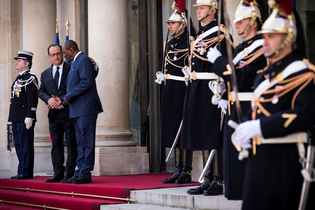 François Hollande (g) accueillant le président Guinéen Alpha Condé sur le perron de l'Elysée à Paris, le 11 avril 2017