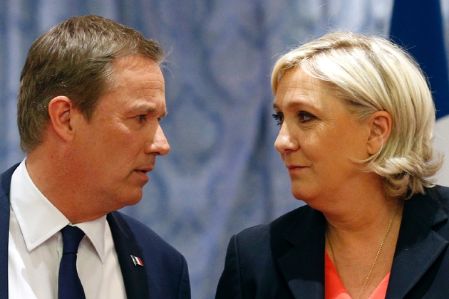 Nicolas Dupont-Aignan, député-maire de Yerres (g) et Marine Le Pen, au QG du FN à Paris, le 29 avril 2017
