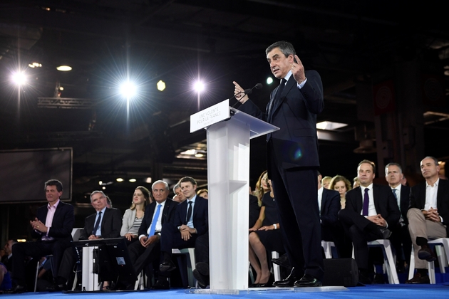 Le candidat du parti Les Républicains à l'élection présidentielle, François Fillon, debout devant ses soutiens politiques, lors d'une réunion publique à Paris le 9 avril 2017