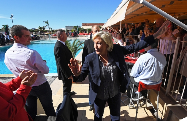La présidente du FN Marine Le Pen, lors d'une étape à Pernes-les-Fontaines (sud) dans le cadre de sa tournée des fédérations, le 8 octobre 2017
