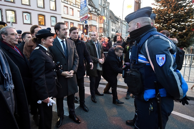 Le ministre de l'Intérieur  Christophe Castaner (3è g) s'adresse à des policiers, lors de sa visite au marché de Noël à Strasbourg, le 22 novembre 2019