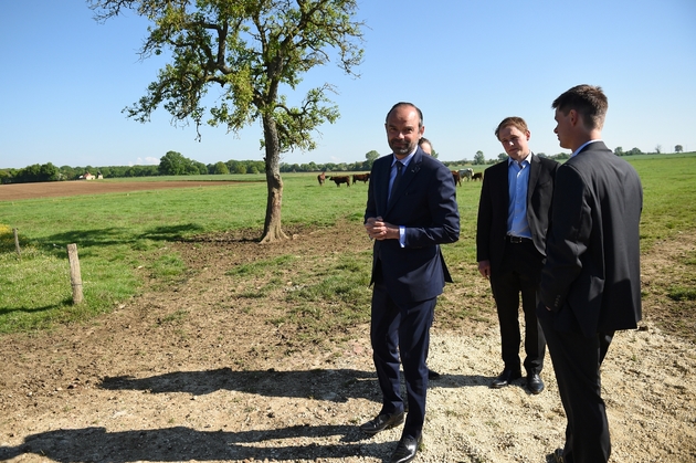 Le Premier ministre Edouard Philippe visite une ferme mercredi 2 mai 2018 à Nérondes, dans le Cher