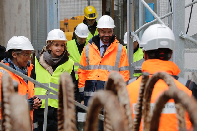 Le Premier ministre Edouard Philippe (D), la ministre des Transports Elisabeth Borne (G) et la présidente de la région Ile-de-France Valérie Pécresse (C) visitent le site de la future ligne 15 du métro du Grand Paris, le 23 janvier 2018 à Champigny-sur