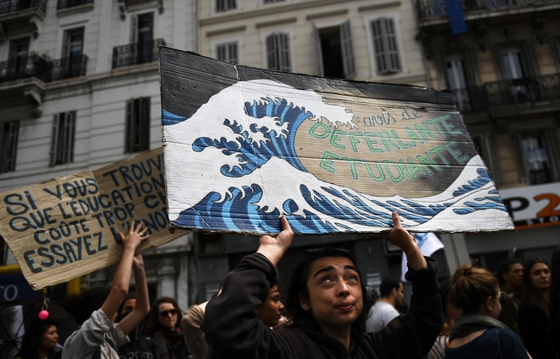 Des étudiants participent à la manifestation du 1er Mai à Marseille