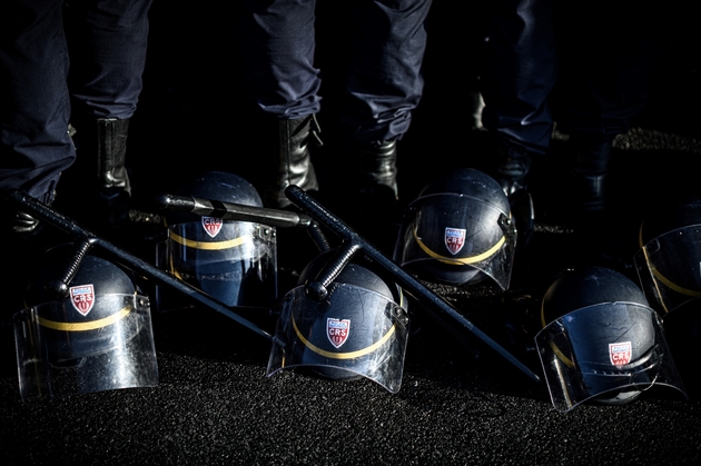 Des CRS déposent leurs casques lors d'un mouvement de protestation contre la réforme des retraites, le 2 décembre 2019 à Rungis