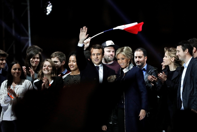 Emmanuel Macron accompagné de sa femme Brigitte salue la foule devant le Musée du Louvre au soir de son élection à la présidence de la République, le 7 mai 2017