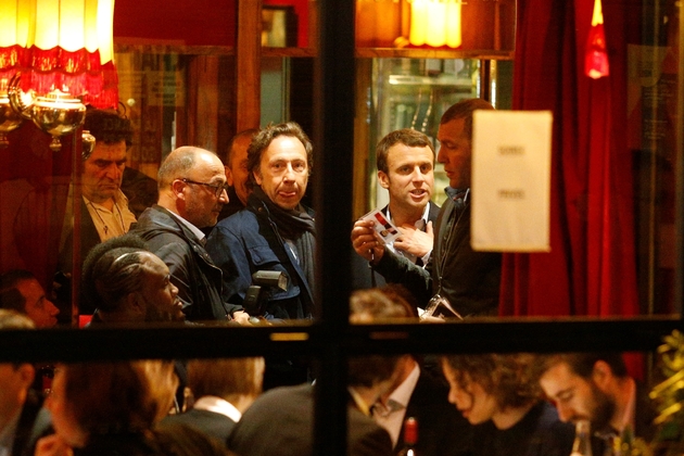 Emmanuel Macron (d) et l'animateur de télévision Stéphane Bern (c), le 23 avril 2017, dans le célèbre restaurant parisien La Rotonde