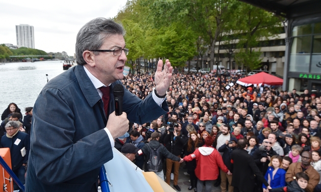 Le candidat du mouvement La France insoumise Jean-Luc Mélenchon, prononce un discours sur une péniche à Paris, le 17 avril 2017
